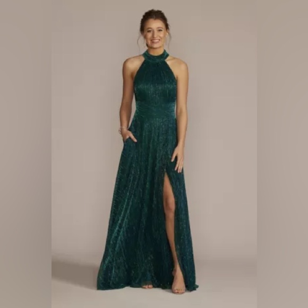 Betsy & Adam Metallic Crinkle Halter Neck Sleeveless Gown!